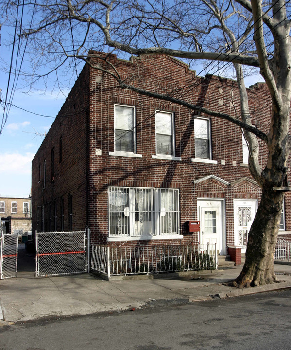 719 Hinsdale St in Brooklyn, NY - Building Photo