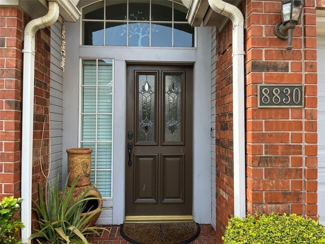 8830 Fairbloom Ln in Houston, TX - Foto de edificio - Building Photo