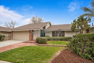 23922 Avenida Entrana in Santa Clarita, CA - Building Photo