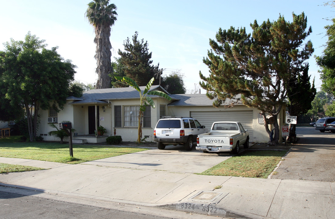 8322 Luxor St in Downey, CA - Foto de edificio