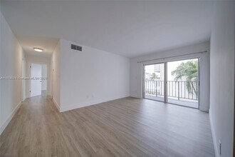 5501 NW 7th St in Miami, FL - Building Photo - Building Photo