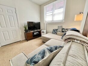 46 Lewis St, Unit A in Boston, MA - Foto de edificio - Building Photo