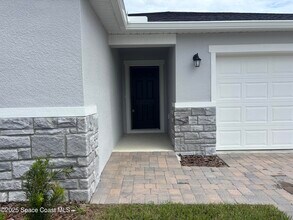 724 Hatton Ln SE in Palm Bay, FL - Building Photo - Building Photo
