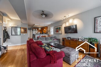 3023 N Oakley Ave, Unit 2 in Chicago, IL - Building Photo - Building Photo