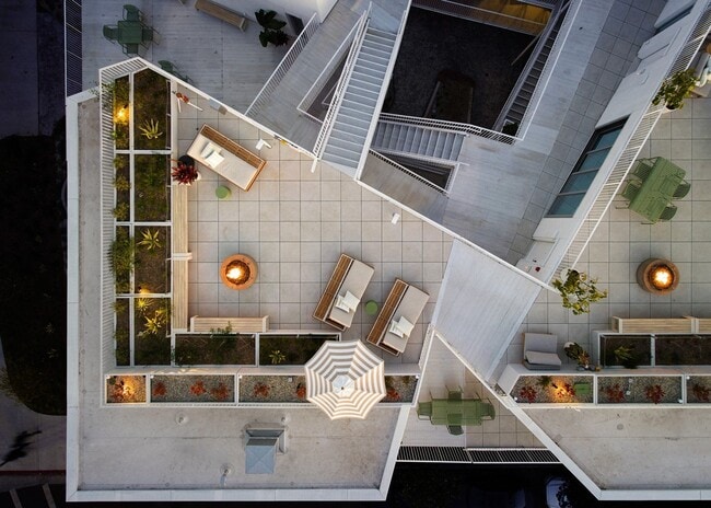 Comma Barrington Co-Living in Los Angeles, CA - Foto de edificio - Building Photo