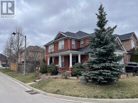 2404 Fundy Dr in Oakville, ON - Building Photo