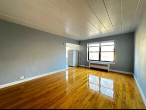 1360 W Touhy Ave, Unit ONE BED in Chicago, IL - Building Photo - Building Photo
