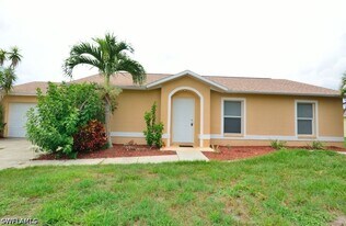 907 NE 10th Terrace in Cape Coral, FL - Building Photo