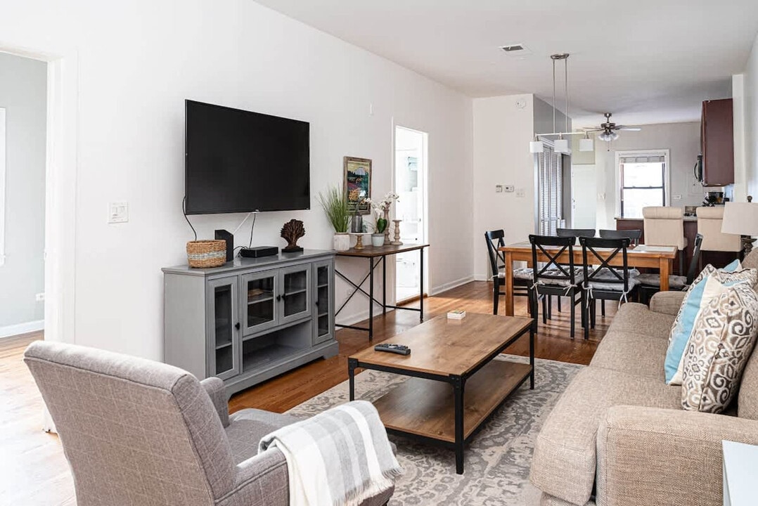 628 W Schubert Ave in Chicago, IL - Building Photo