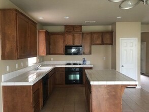 11900 Nebula Ct in Bakersfield, CA - Building Photo - Building Photo