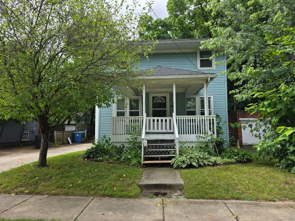324 Garfield Ave in Battle Creek, MI - Building Photo