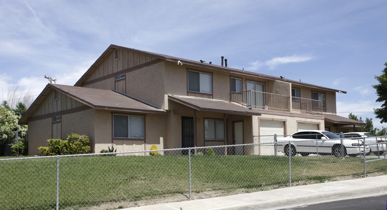 15875 Green Hill Dr in Victorville, CA - Foto de edificio
