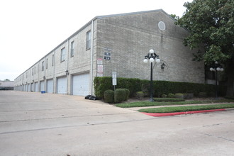 3800 Tanglewilde St in Houston, TX - Building Photo - Building Photo