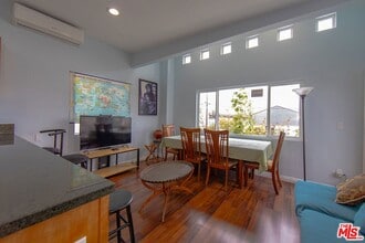 8510 1/2 San Pedro St in Los Angeles, CA - Building Photo - Building Photo