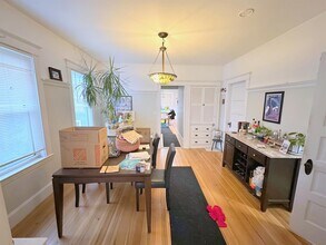 2 Drummond Pl, Unit 2 in Cambridge, MA - Building Photo - Building Photo