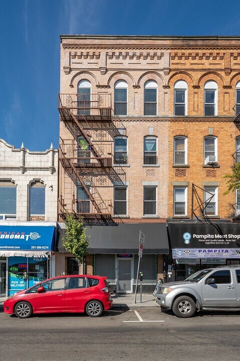 391 CENTRAL Ave in Jersey City, NJ - Building Photo