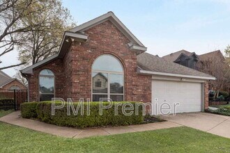 1220 Royal Crescent Dr in Bedford, TX - Foto de edificio - Building Photo