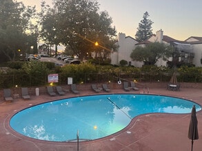 21071 Gary Dr in Castro Valley, CA - Foto de edificio - Building Photo