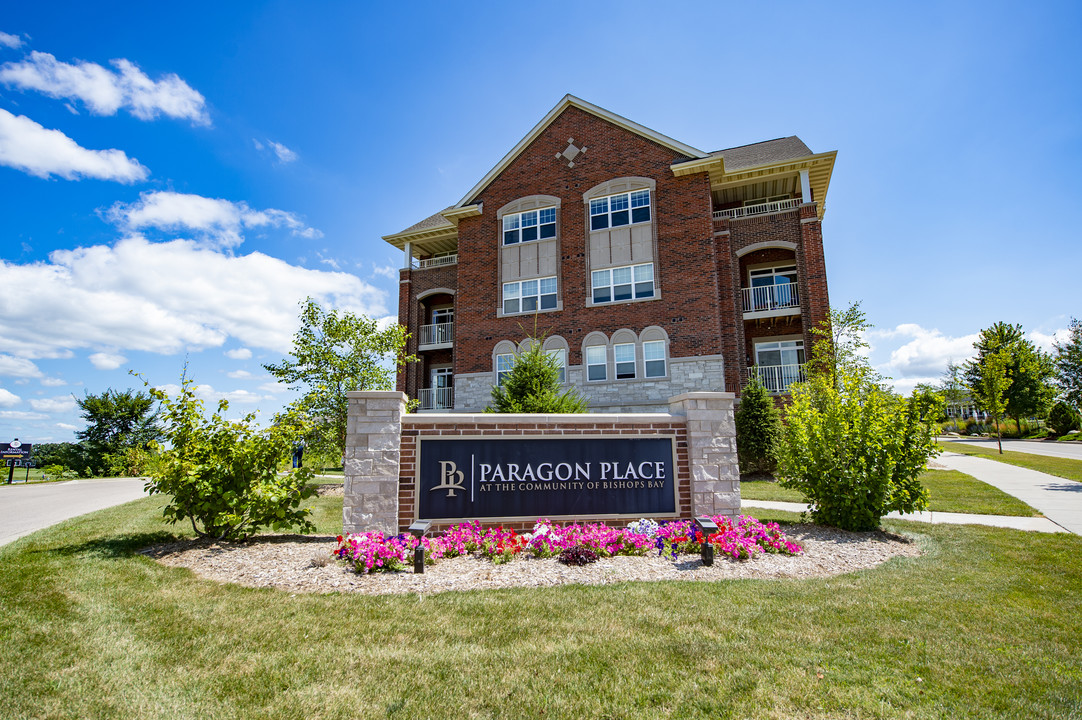 Paragon Place at Bishops Bay in Middleton, WI - Foto de edificio