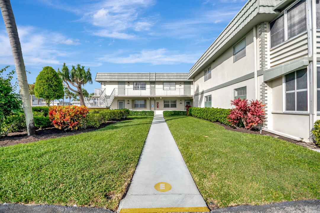 195 Monaco Way in Delray Beach, FL - Foto de edificio