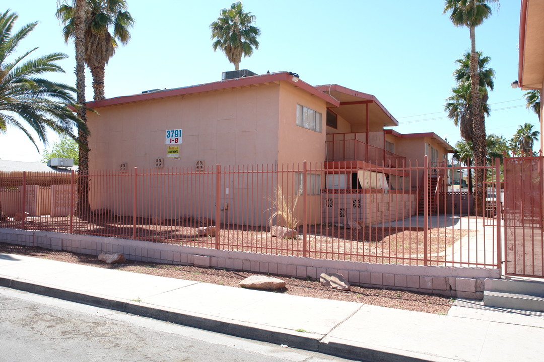 3791 Royal Crest St in Las Vegas, NV - Building Photo