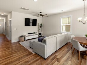 84 Cardwell Ln in Fletcher, NC - Foto de edificio - Building Photo