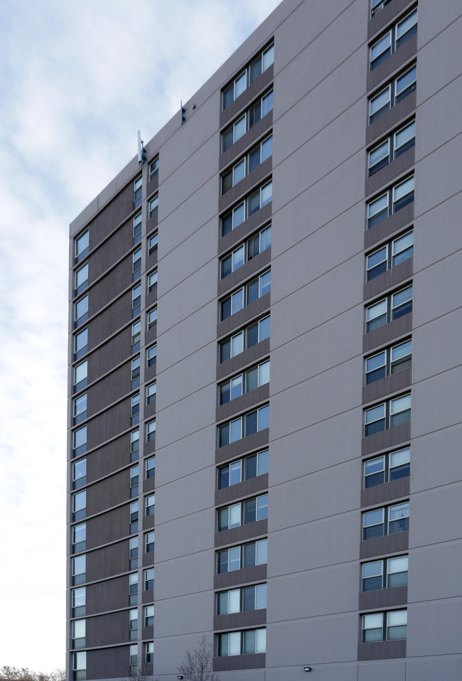 Multi-Ethnic Senior Highrise in Salt Lake City, UT - Foto de edificio - Building Photo