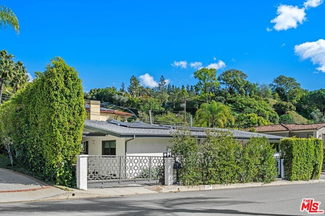 2120 San Ysidro Dr in Beverly Hills, CA - Building Photo