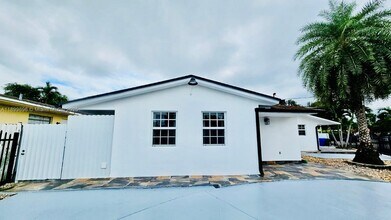 3182 SW 25th Ter in Miami, FL - Building Photo - Building Photo