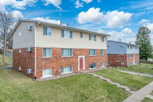 3570 Kimberly Downs Rd in Davenport, IA - Building Photo