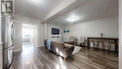 1074 Bloor St W in Toronto, ON - Building Photo - Building Photo