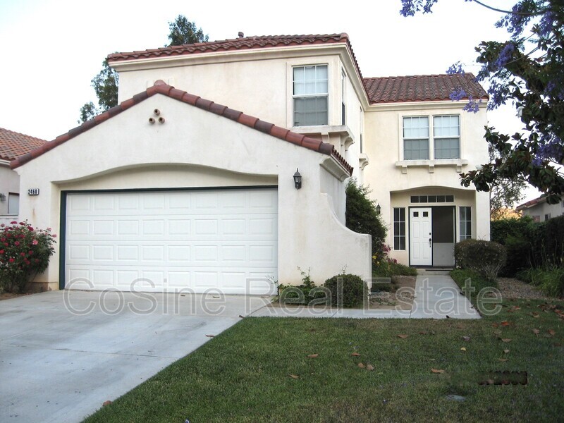 2460 Fallbrook Pl in Escondido, CA - Foto de edificio