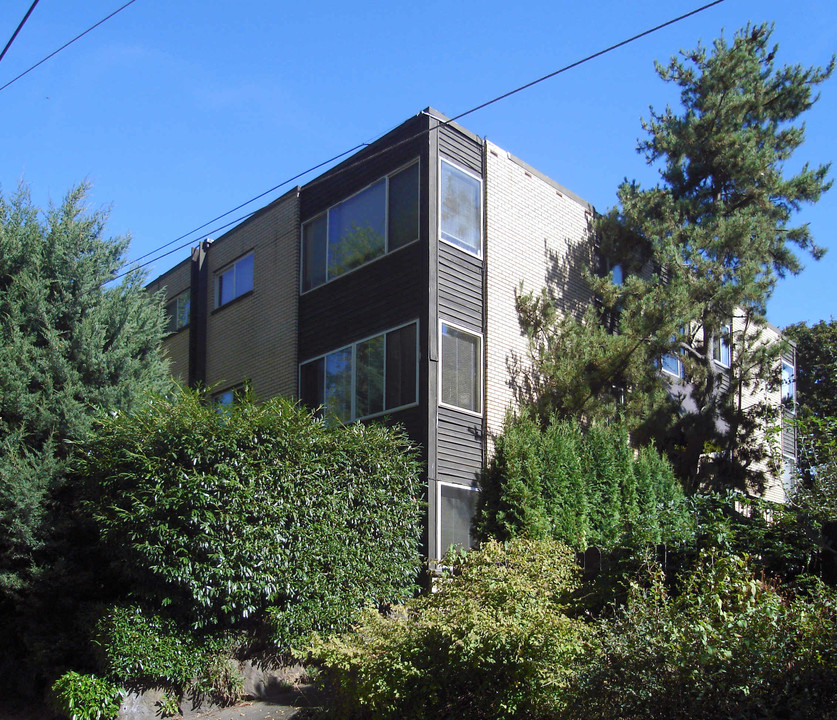 Margan Apartments in Seattle, WA - Building Photo