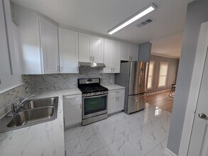 1112 Ave M 1/2 in Galveston, TX - Building Photo - Building Photo