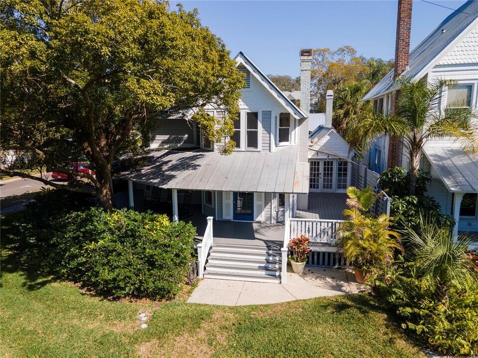 835 Victoria Dr in Dunedin, FL - Building Photo