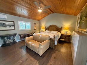 190 Sand Pine Rd in Indialantic, FL - Foto de edificio - Building Photo