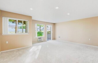 22855 E Country Vista Dr in Liberty Lake, WA - Foto de edificio - Building Photo