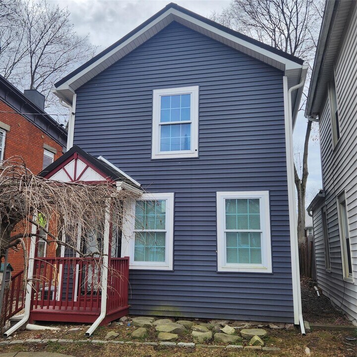 7 Center St in Poughkeepsie, NY - Building Photo