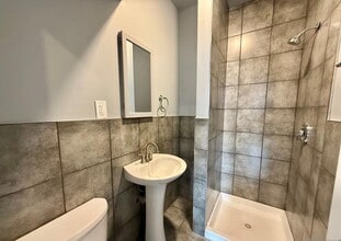 300 Harrison Ave, Unit APT1 in Harrison, NJ - Foto de edificio - Building Photo