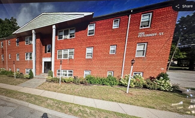 1100 Peterhoff Ave
