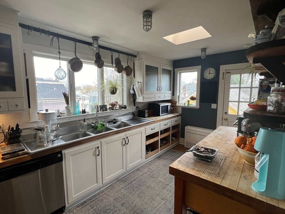 15 Orchard St in Newton, MA - Building Photo