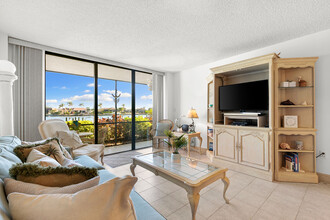 601 Seaview Ct in Marco Island, FL - Foto de edificio - Building Photo