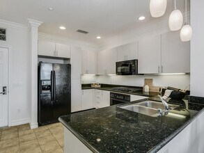 525 Eleventh Ave in San Diego, CA - Building Photo - Building Photo