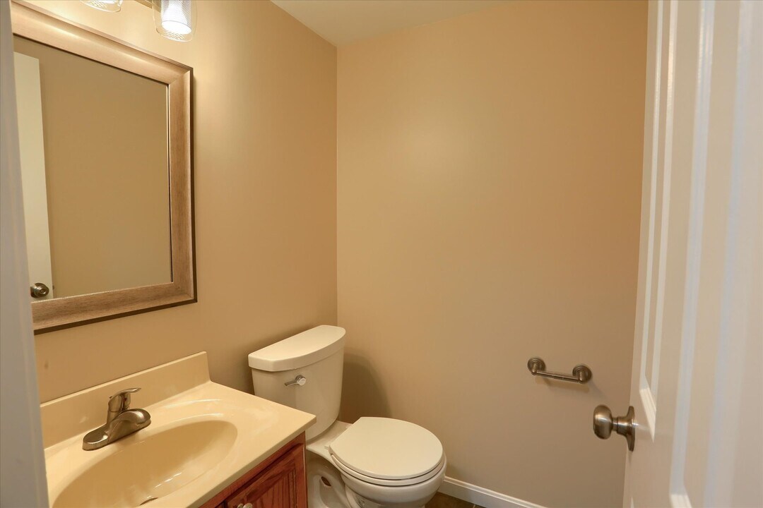811 Old Silver Springs Rd in Mechanicsburg, PA - Building Photo