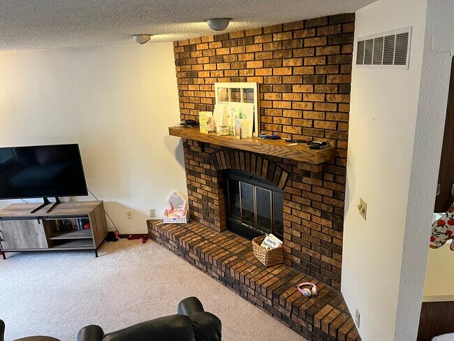 1467 Westview Dr in Coralville, IA - Foto de edificio - Building Photo