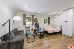 11682 Hatteras St in Los Angeles, CA - Building Photo