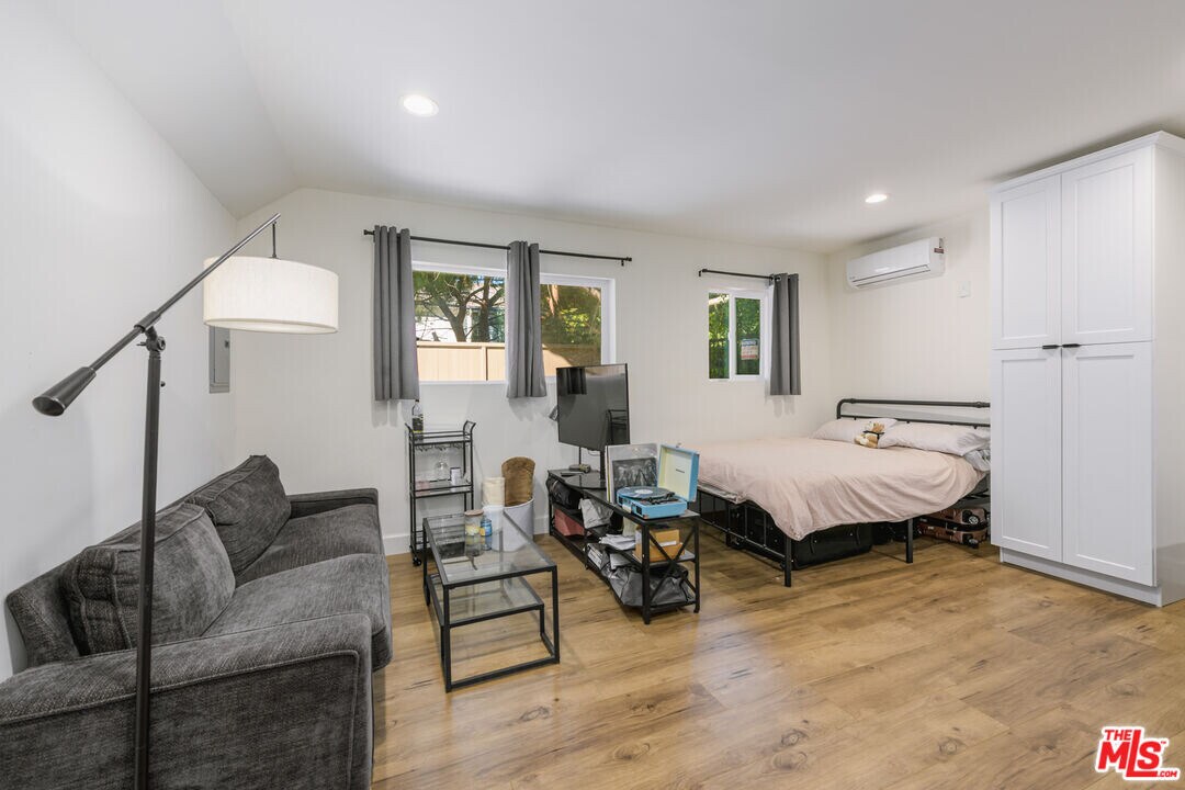 11682 Hatteras St in Los Angeles, CA - Building Photo