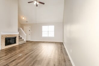 8432 Creek Front Dr in Memphis, TN - Foto de edificio - Building Photo