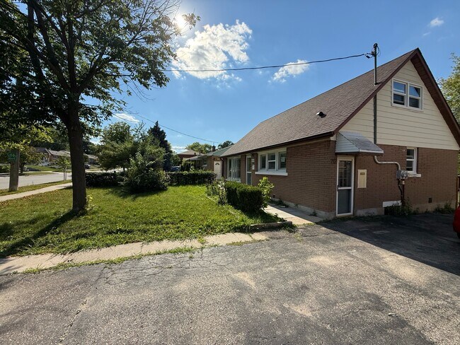 212 Allen St E in Waterloo, ON - Building Photo - Building Photo