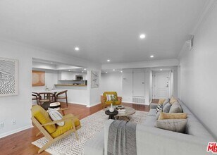 5009 Woodman Ave, Unit 310 in Sherman Oaks, CA - Building Photo - Building Photo